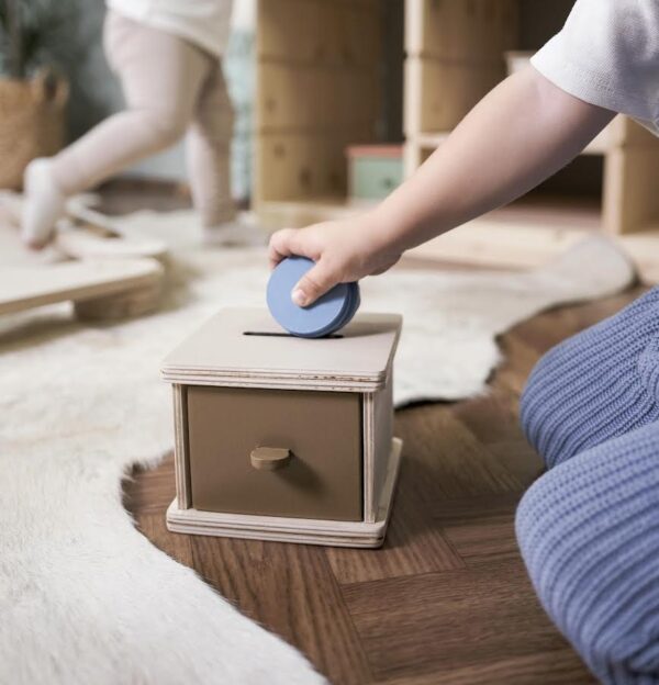 Drvena Montessori kutija sa ladicom i novčićem