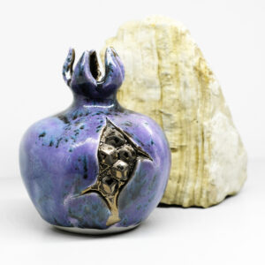 Ručno izrađena keramička vaza ljubičaste boje u obliku nara