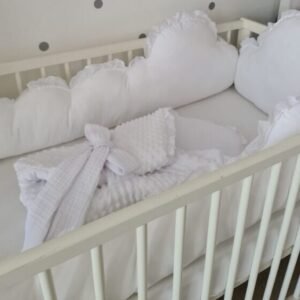 Ogradica za krevetiće "Oblaci sa volanima"