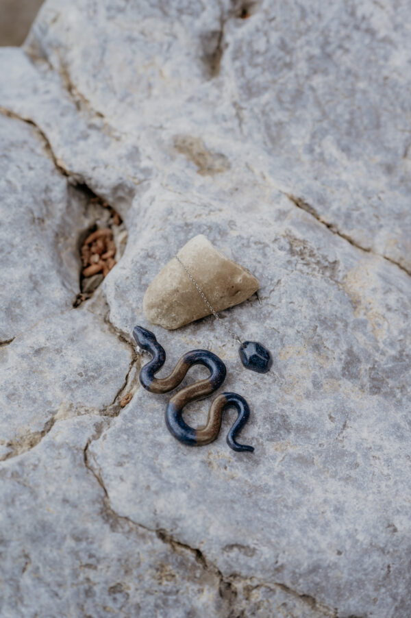 Unikatne handmade naušnice od bio epoxy smole,zmija,poklon