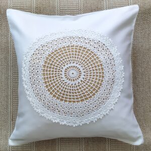 Ručno rađena heklana jastučnica s motivom ivančice, bijele boje