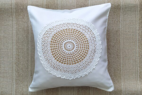 Ručno rađena heklana jastučnica s motivom ivančice, bijele boje