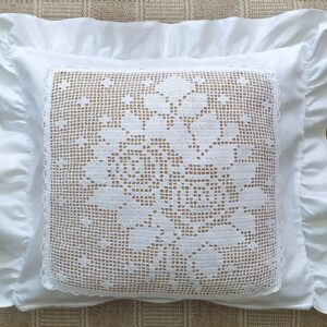 Ručno rađena heklana jastučnica s motivom suncokreta, bijele boje